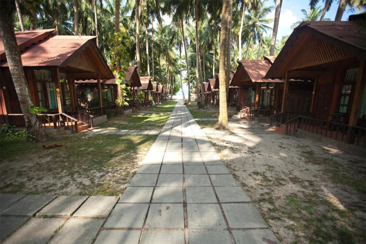 Symphony Palms Beach Resort And Spa Govind Nagar Luaran gambar
