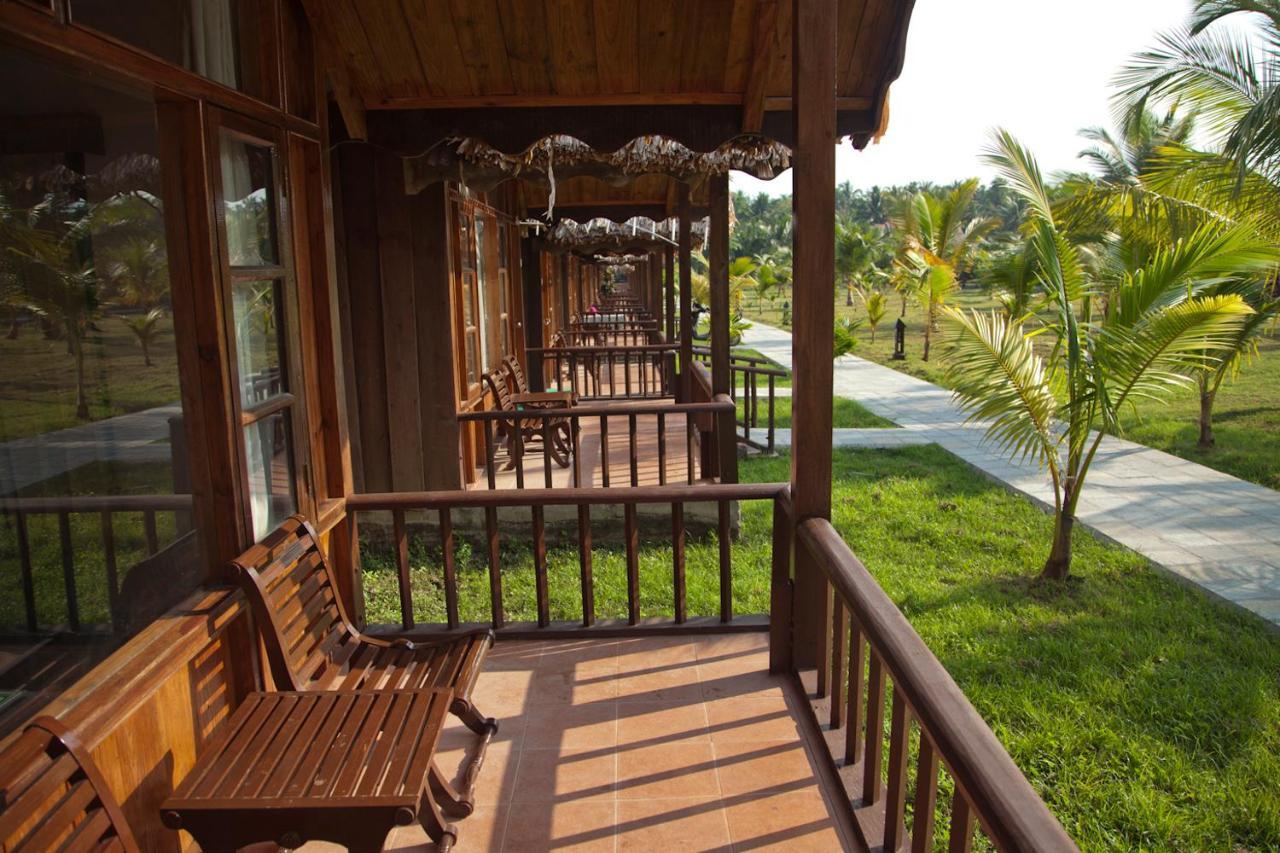 Symphony Palms Beach Resort And Spa Govind Nagar Luaran gambar